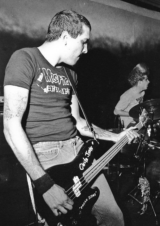 PunkRockStory's tweet photo. 43 years ago - two of the very greatest ⚡
Earl Liberty and Chuck Biscuits of Circle Jerks, July 1983
Photo by Edward Colver
#punk #punks #punkrock #hardcorepunk #earlliberty #chuckbiscuits #CircleJerks #history #punkrockhistory https://t.co/P9EX8yZT8f