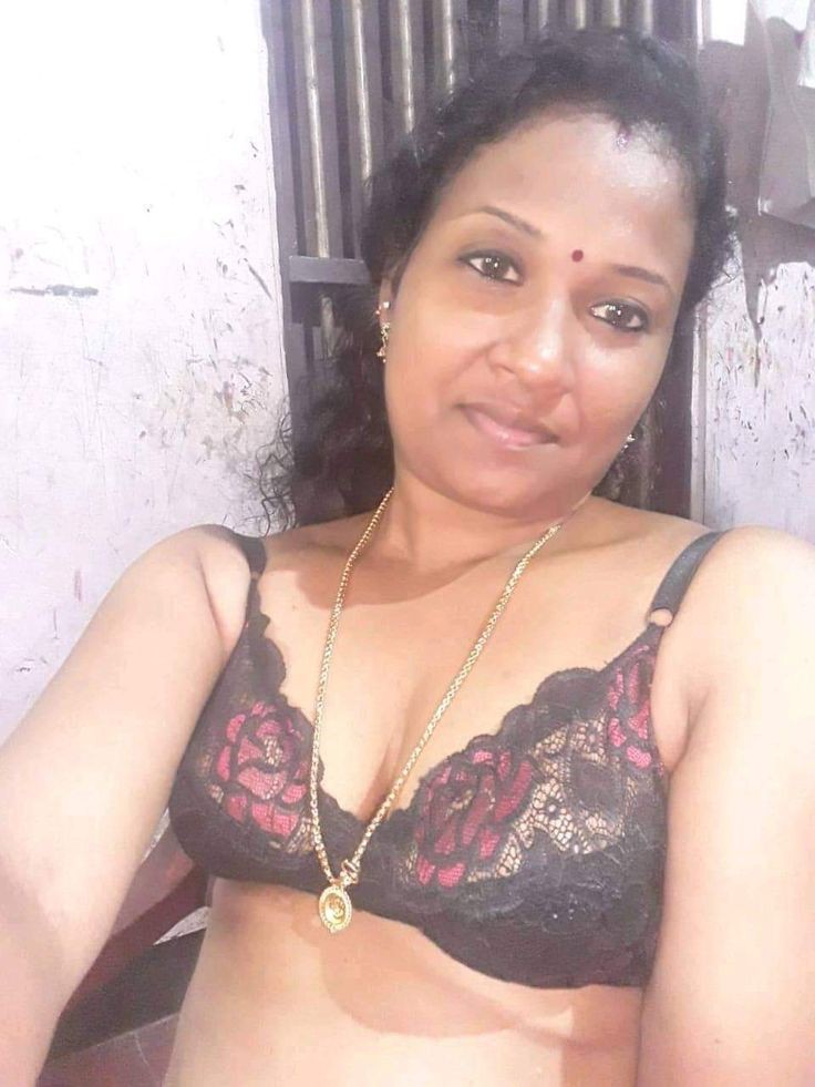 marco98jansen98's tweet photo. Frnds ; machaan innaikki group la oru item aunty photo anuppirukkaanga daa..rate kekkava machan 

After saw that pic &amp; realize that is my mom 
My mindvoice ; ( arippeduthu alaiyura pola amma ...sari enna nadakuthu paapom )

Me ; ama machaan semma kattai daa...worth aunty da https://t.co/ILIINXMZEW