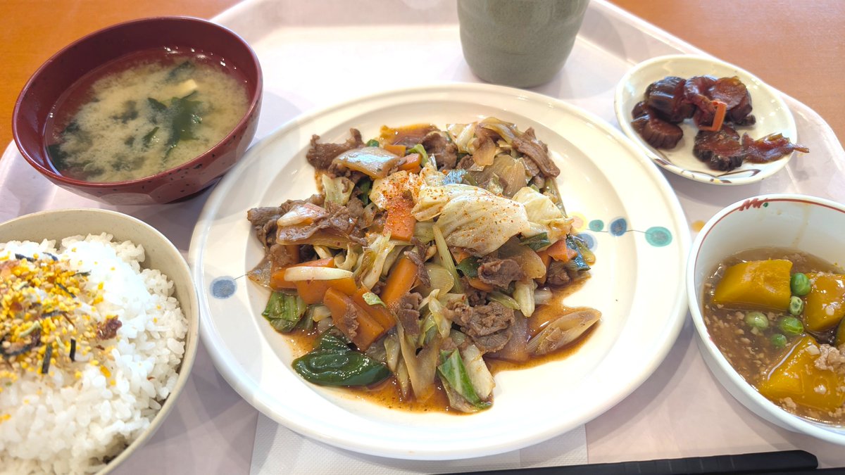 rurouninyanshin's tweet photo. #今日のランチ は、回鍋肉定食にしました〜😸🍀
通勤路に自生してるキノコ（サルノコシカケ？）、一度誰かにもぎ取られたのに再生してきた〜⤴️⤴️⤴️
 #回鍋肉  #定食  #キノコ   #社員食堂  #ランチ  #社食  #神戸 https://t.co/1ZzQlFsLfa