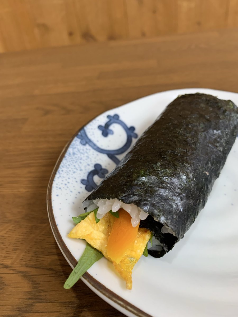 milsama41017's tweet photo. 伊勢屋坂下店@渋川
「中華そば 大盛」・ピリ辛巻

休日のブランチ！久しぶりに
中華そばが食べたくて10時OP
は助かるなぁ👍
アッサリに見えますがコクが
あるスープに細麺がいい塩梅で
ピリ辛手巻き寿司がウマァ💕

#伊勢屋坂下店 https://t.co/5H1qSzQYAp