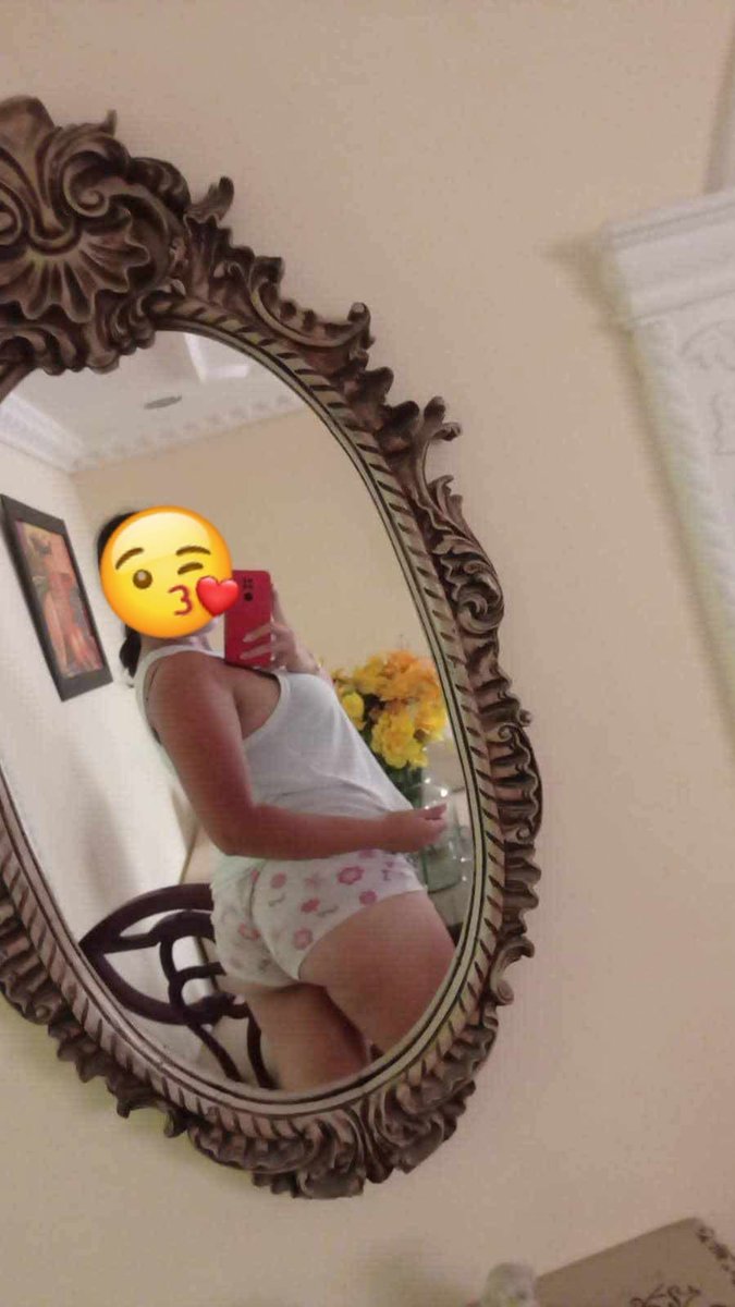 ErikayRubensw's tweet photo. Vienen mis amigos a la casa y mi esposa se pasea así 🤤🍑 #single #chicas #singlecucuta #unicornio #swingercucuta #swinger #cuckold https://t.co/BJTG6D51NO