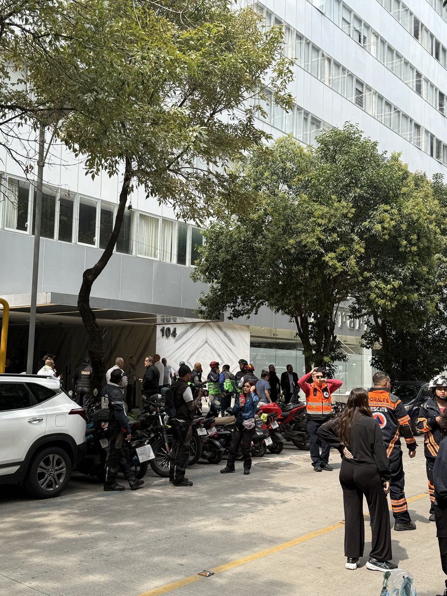 arely76's tweet photo. @nmasforo @florenciadrodas Increíble que los bomberos tuvieron que batallar en hacer su trabajo de forma eficiente por todas las motos y autos estacionados donde NO deben.
@LaSEMOVI @VigimoviCDMX @AlcaldiaMHmx @mauriciotabe https://t.co/9ziCDpKe8i