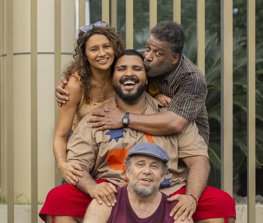 forumeplay's tweet photo. O sucesso de Pablo & Luisão tem sido apontado nos bastidores da TV como uma prova de que ainda há espaço para o humor de qualidade na televisão aberta. A série vem recebendo elogios pelo texto, direção, elenco e pela forma simples de conquistar o público, sem recorrer a fórmulas fáceis.

A boa repercussão da produção também reforça que o desempenho do gênero depende mais de bons projetos do que de uma suposta falta de interesse do público. Para muitos, a série desmente a ideia de que "não dá mais para fazer humor" nos dias atuais.

🗞️ Flávio Ricco