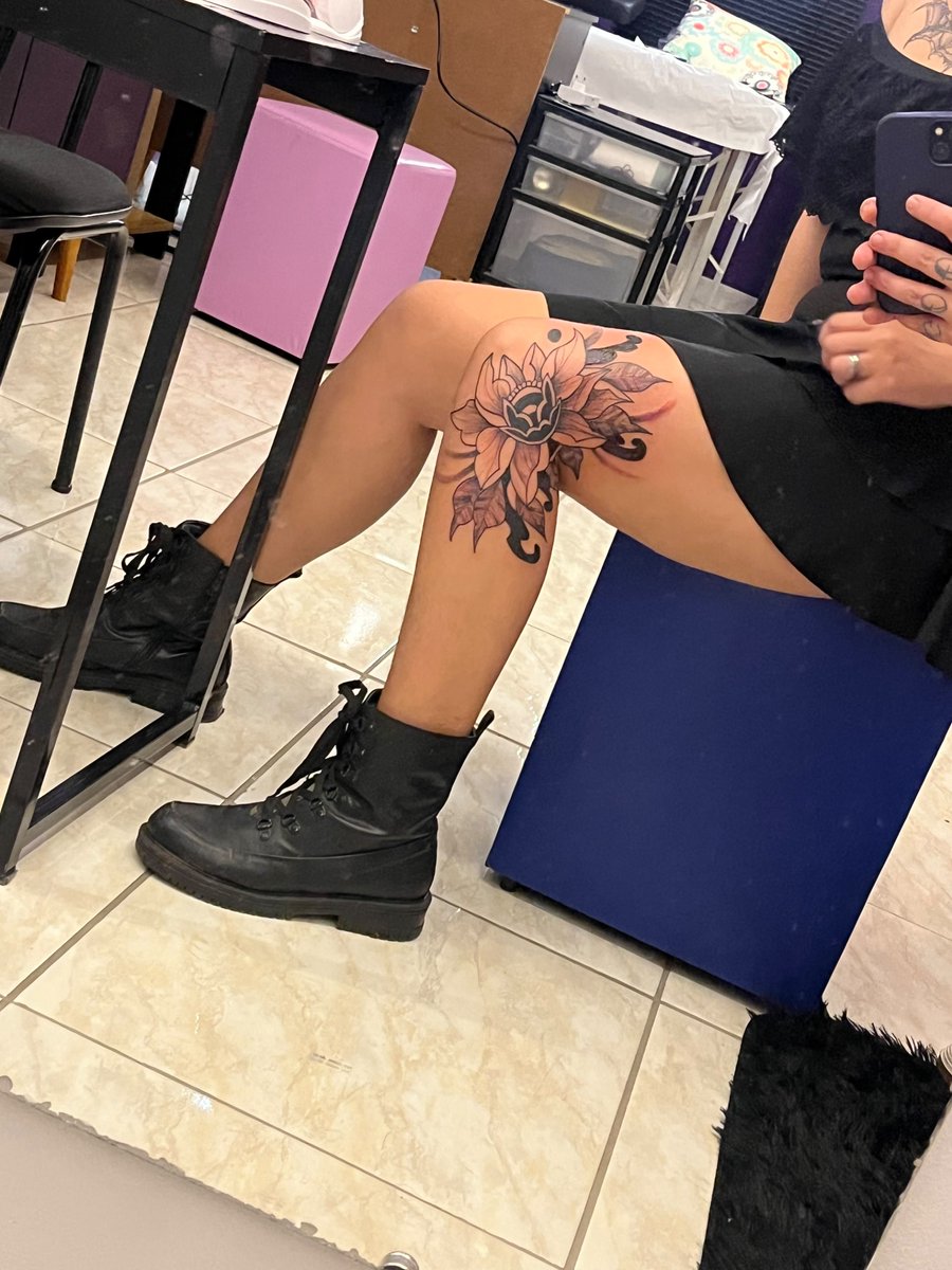 _madeforhim's tweet photo. Observem a OBRA DE ARTE que eu tenho na perna agora 😛😛 to apaixonada, é mto bom ter um namorado talentoso ❤️‍🩹 https://t.co/liqT6L62OI