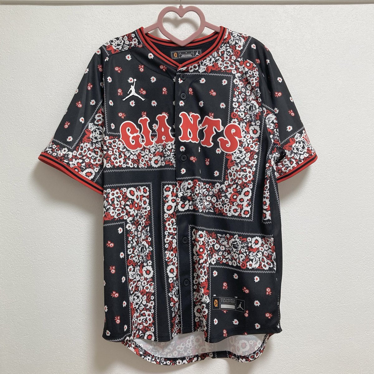 _g6124's tweet photo. ジョーダンコラボユニ増田陸くん届いた🥹💖やっぱりかわいい〜〜〜〜！ジョーダンマークがお花に囲まれているのがポイント、好き https://t.co/g3kKMmSYmq