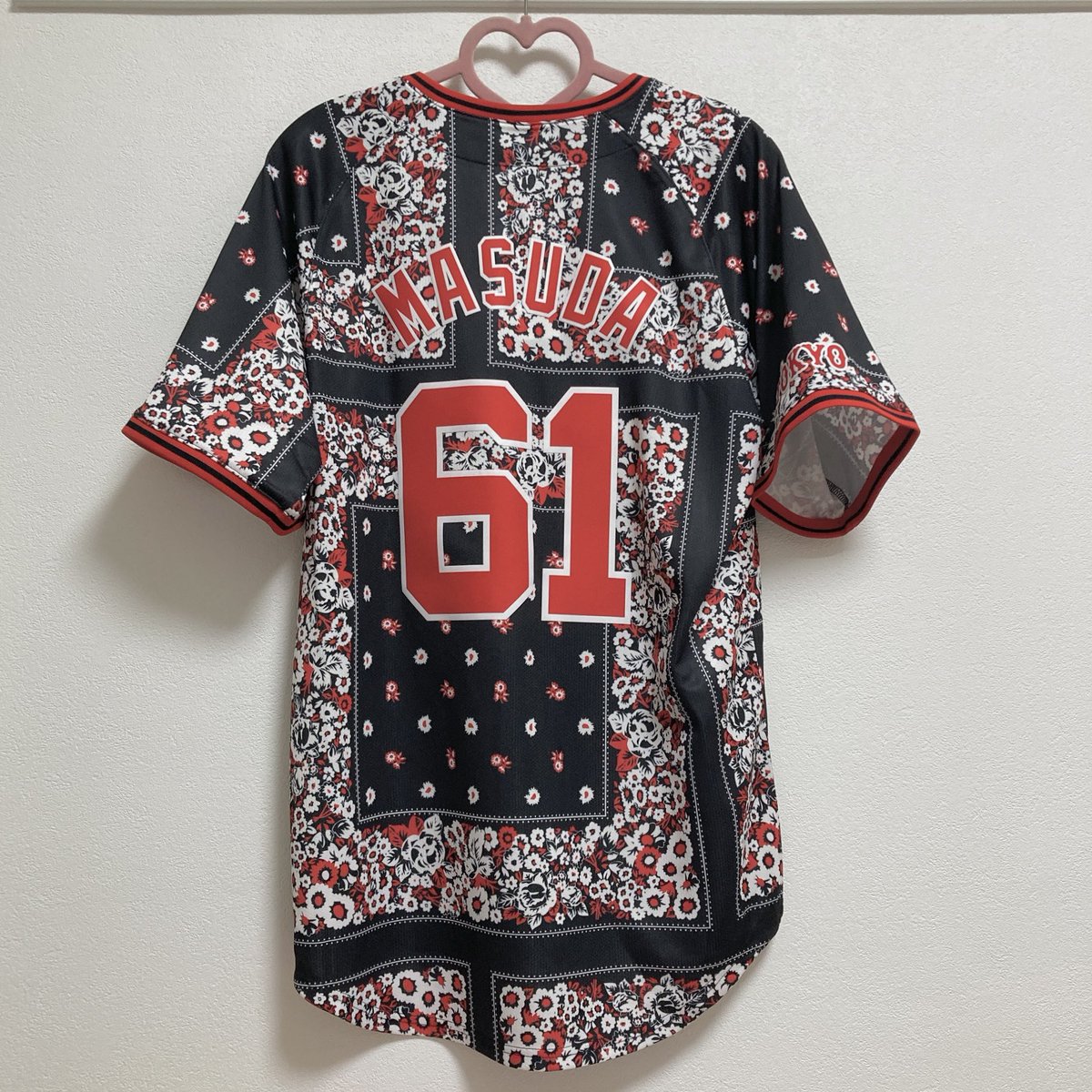 _g6124's tweet photo. ジョーダンコラボユニ増田陸くん届いた🥹💖やっぱりかわいい〜〜〜〜！ジョーダンマークがお花に囲まれているのがポイント、好き https://t.co/g3kKMmSYmq