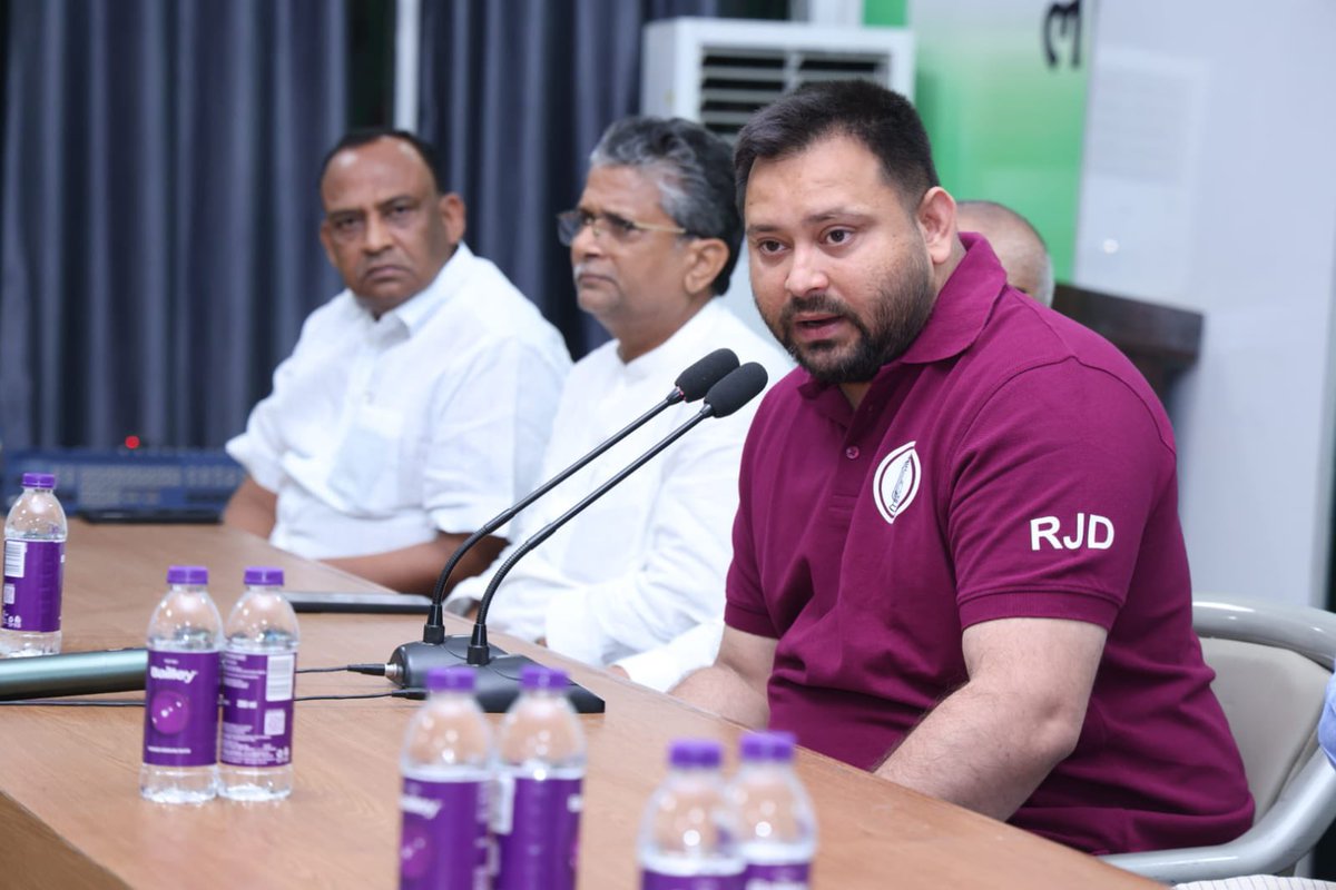 yadavtejashwi's tweet photo. आवास पर आयोजित विधानमंडल दल की बैठक में सम्मिलित हुआ। 

बैठक में सरकार की जनविरोधी नीतियों, नाकामियों, प्रदेश में जमीनी स्तर तक व्याप्त भ्रष्टाचार, बेरोजगारी, महंगाई और छात्रों एवं युवाओं के ज्वलंत मुद्दों को प्रभावी ढंग से जन-जन तक पहुँचाने, जनप्रतिनिधियों के दायित्वो, जनअपेक्षाओं तथा जनता और संगठन के बीच बेहतर समन्वय को लेकर विस्तृत चर्चा हुई।