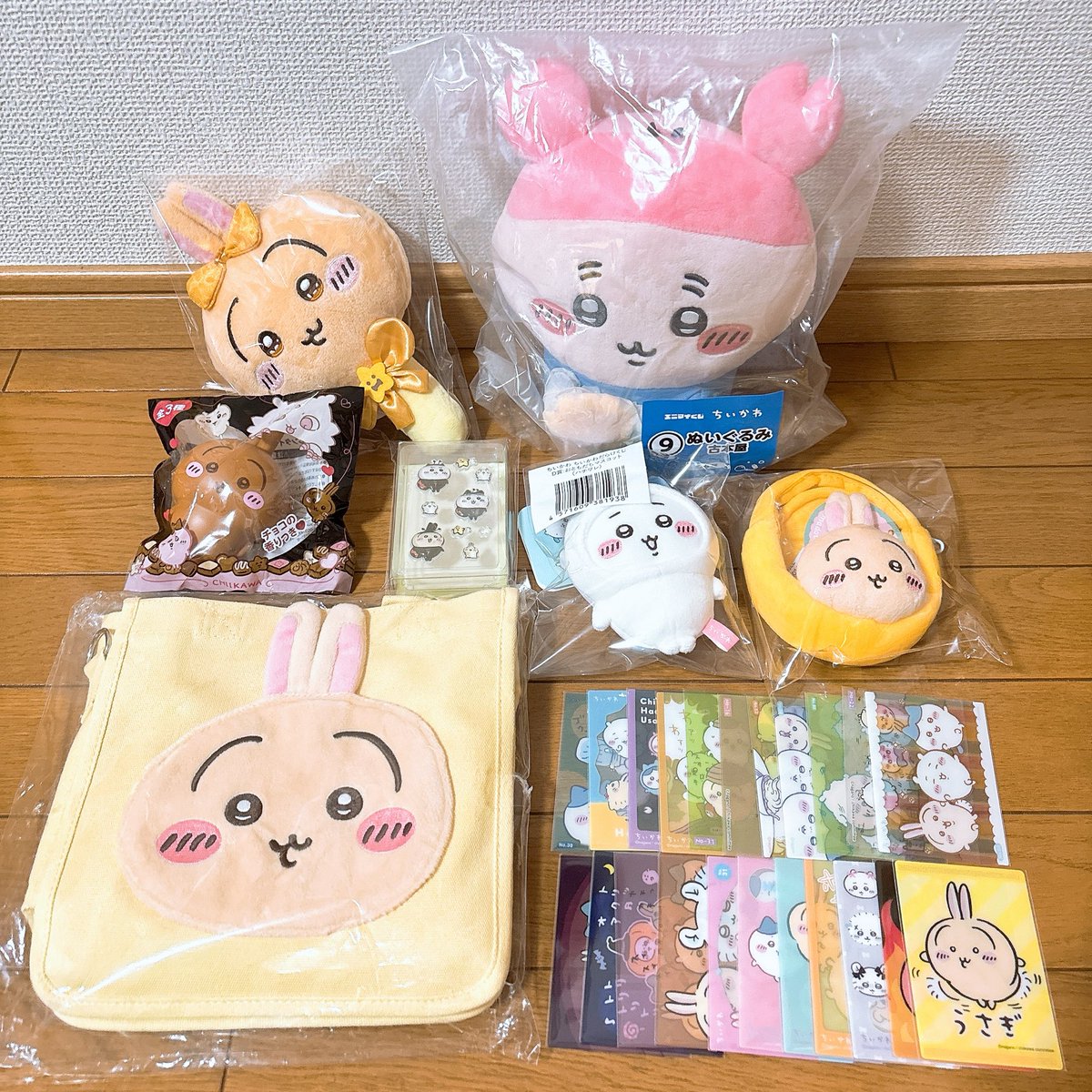hamuusa_world's tweet photo. nonkoちゃん（@ura0122yaha）からの交換便が本日届きました📦

お裾分けを沢山入れてくれて豪華過ぎて感動だよー✨️😭😭😭✨️

さっそく、スクイーズに興奮の気持ちをぶつけてニギニギ💛手鏡も今日から使うんだぁ😍

本当に沢山の貴重なグッズをお譲りしてくれてありがとう🫶大切にするねっ https://t.co/n9T2NONz84