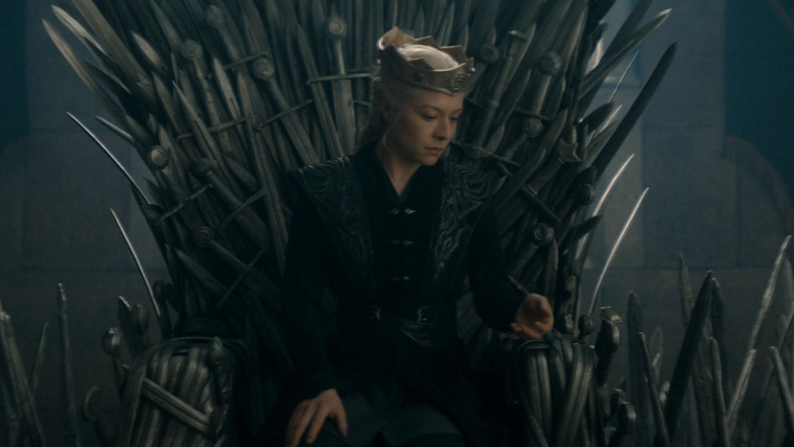 jlinzombie's tweet photo. "Rhaenyra se cortou no trono e o Aegon não".

Sabe quem não é conhecido por se cortar no trono? Aegon IV Targaryen (Aegon, o Indigno), considerado o pior Rei da dinastia, além de Robert Baratheon e Tommen Baratheon. Foram todos reis bons e legítimos? Não.

Sabe quem já se cortou? Aegon, o Conquistador. Foi um corte provocado por um momento de extrema emoção, mas ainda assim, ele sangrou no trono.

#HOTD #HouseoftheDragon