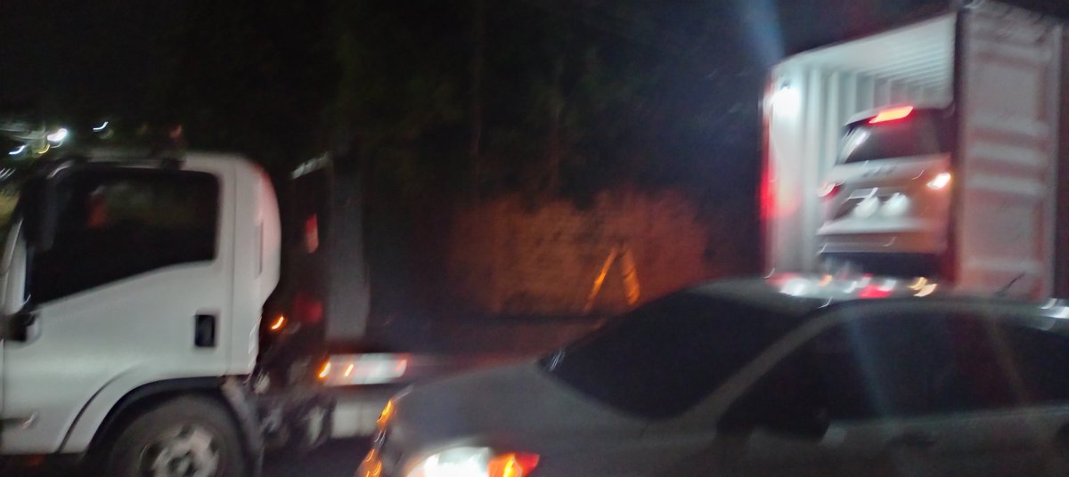 RAM_platon's tweet photo. @PNCSV En el reparto las margaritas en Mejicanos  en la  propia entrada de la colona descargan furgones una empresa en  irresponsablemente cierran la entrada a la colonia y x más que  se pida permiso no dan  acceso favor ayuda interviniendo 
gracias https://t.co/tk3hkiPSZ4