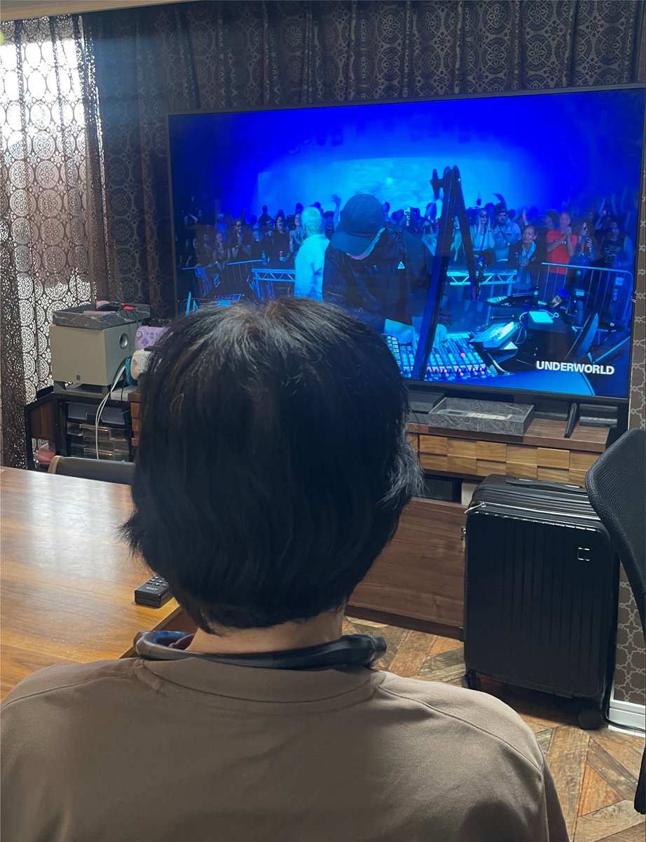 mjun610's tweet photo. 78歳でサカナクションにはまったじぃじ、仕事から帰ってきたら、BOILERROOMのUnderworldを大音量で聴いてるんだけどwww辿り着くの早いよwww https://t.co/HldvAe6QkD