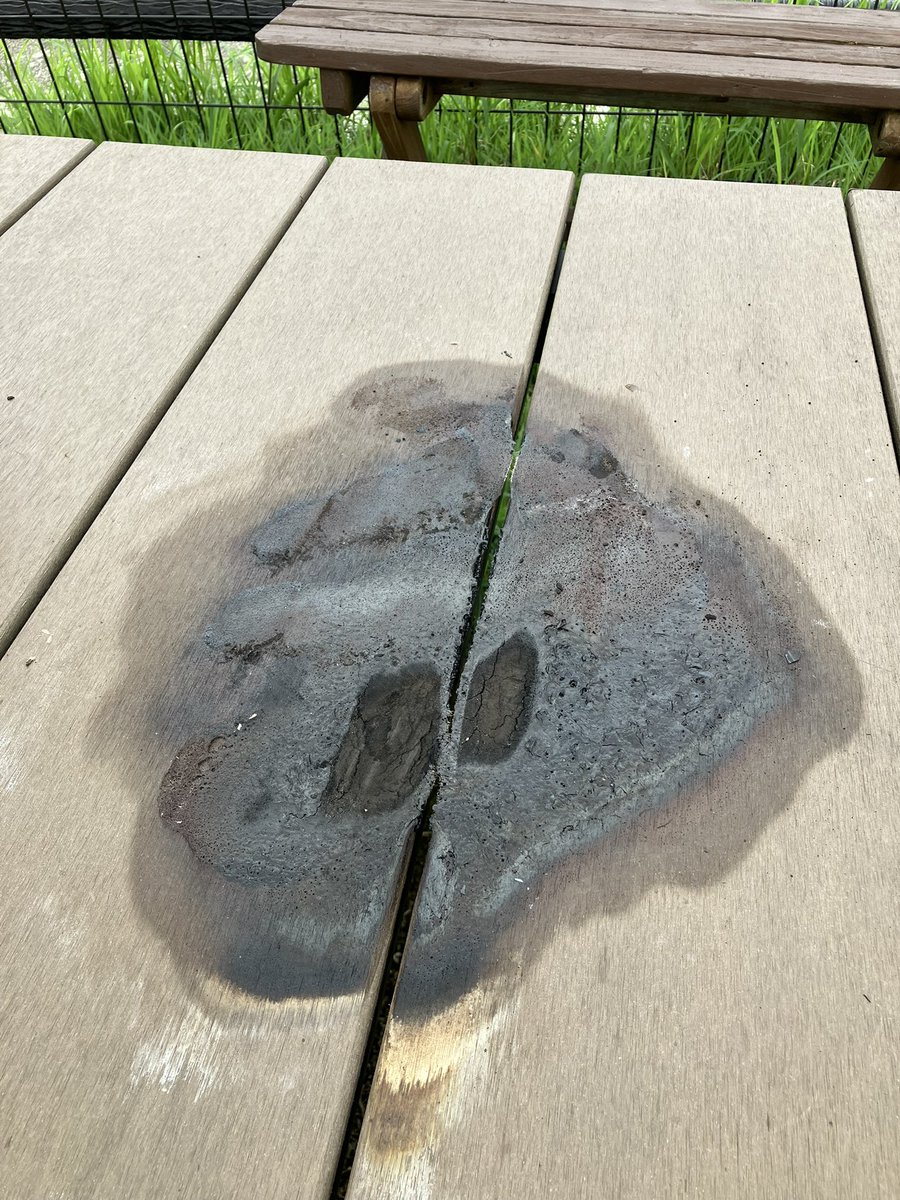 yaruzoh's tweet photo. 【大切なお知らせ】
芝生広場のテーブルで火を使い、テーブル、段ボールまで焦げている事案がありました。火事になっていた可能性もあり、非常に危険です。
道の駅「胎内」では、火気使用・直火調理は禁止です。休憩の場として開かれている場所だからこそ、ルールとモラルを守った利用をお願いします。 https://t.co/o3WqXIuzVu