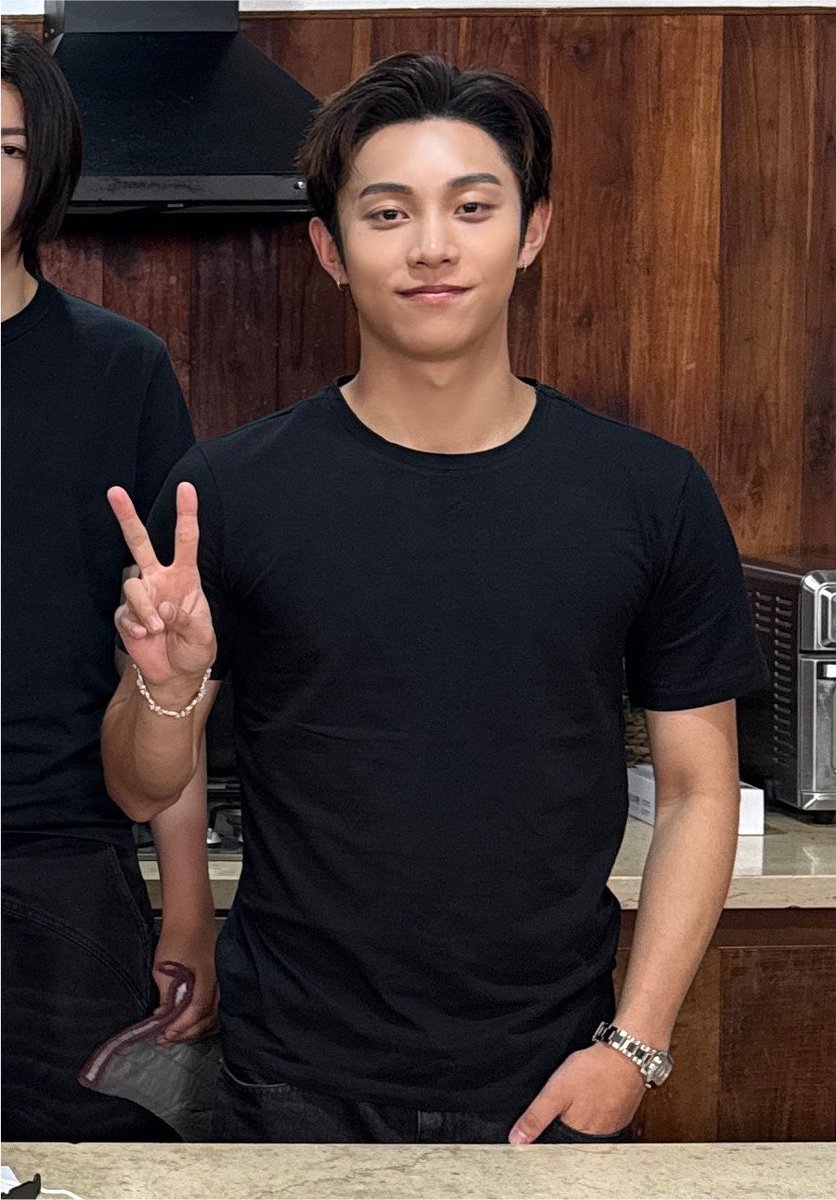 terjemahinRYUL's tweet photo. Masak-masak + black shirt + jidatan + bracelet + jam tangan + ganteng

Bakal jadi apa kita setelah nonton 4shoboshow malem ini 😂 https://t.co/PombyTHqc9