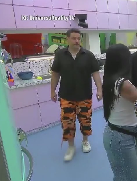 oswaldomujica's tweet photo. Por qué Rosa María Noguerón permitió el ingreso de esos shorts a #LaCasaDeLosFamososMX???? 
Te adoro Memo Schutz pero qué pasó!? https://t.co/CuX7E5f839