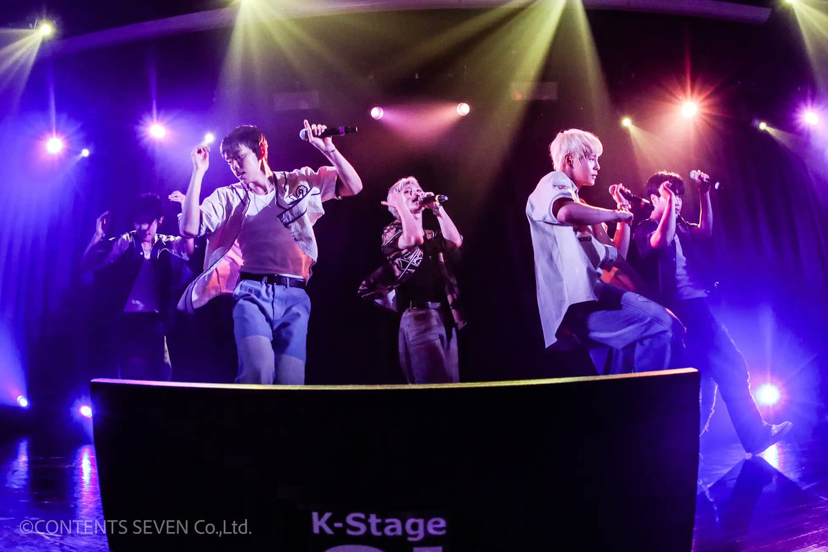 Kkorepo's tweet photo. 「イベントレポ」韓国ボーイズグループCMDMが初日にサプライズ！8月8日リリース予定の話題の新曲『Skyline』を堂々披露で歓声の嵐！8月1日はフリーライブ
🔗https://t.co/Cb1d8tCWVP https://t.co/XlnhuHSZW4