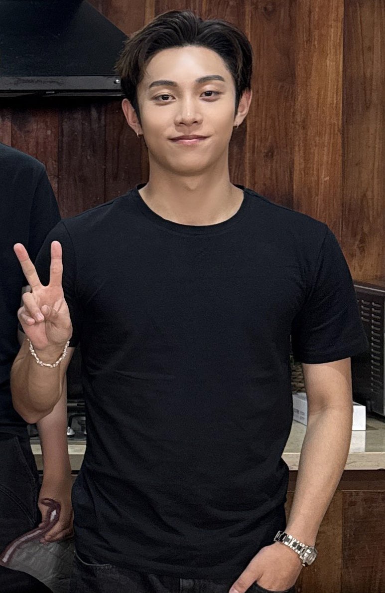 cutermacy's tweet photo. ..... buang semua black tshirt lu ryul https://t.co/XHDdHbR95s