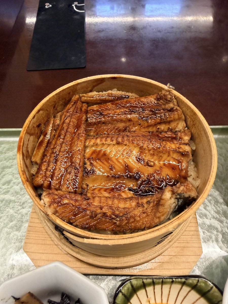 JIMOHACK3's tweet photo. 亘理町荒浜の「旬魚・鮨の店 あら浜 亘理店」で、7月だけの限定セット。
 
はらこ飯で有名なお店ですが、今回のお目当てはTVでやってた「夏の四季飯 ハーフセット」。
 
春〜初夏の銀鮭はらこ飯と、夏のあなご飯、旬の食材が重なる希少な時期が7月。
 
提供時期が重なる今だけしか食べれられないお膳とのこと。
 
銀鮭はらこ飯は、「ますこ」がプチプチ弾けて旨みがじゅわり、優しい味わい。せいろの穴子はふっかふかで、タレが甘すぎず香ばしさがたまらない。
 
ハーフと聞いてたけど、二つ合わせると結構なボリュームでした。
間もなく提供終了ですが、食べたい方はぜひ。

https://t.co/bOKZcqAxhF