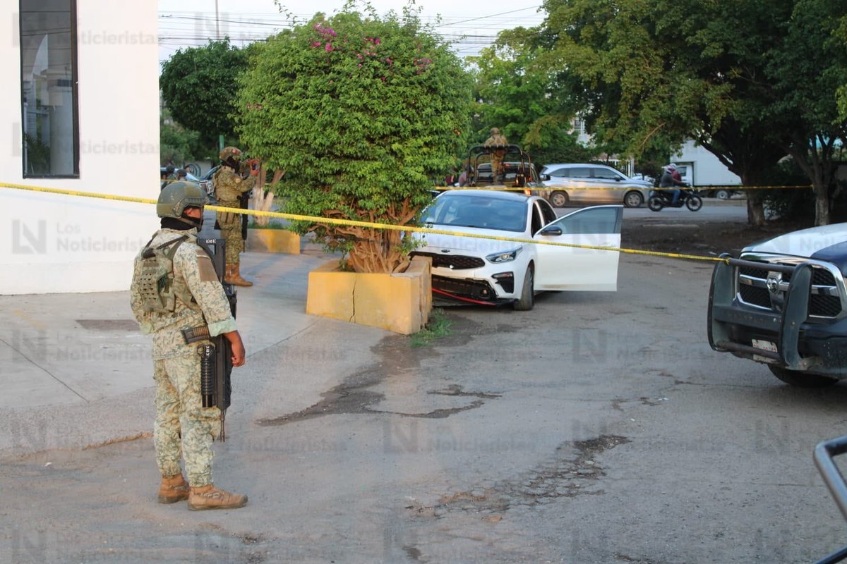noticieristas's tweet photo. 🚨🚔| Se registra una persecución a balazos en el fraccionamiento Infonavit Alarcón, en #Mazatlán, tras el intento de despojo de un vehículo en inmediaciones de Hacienda Victoria. Hay al menos dos detenidos y una motocicleta asegurada. https://t.co/jriAcRk2h6