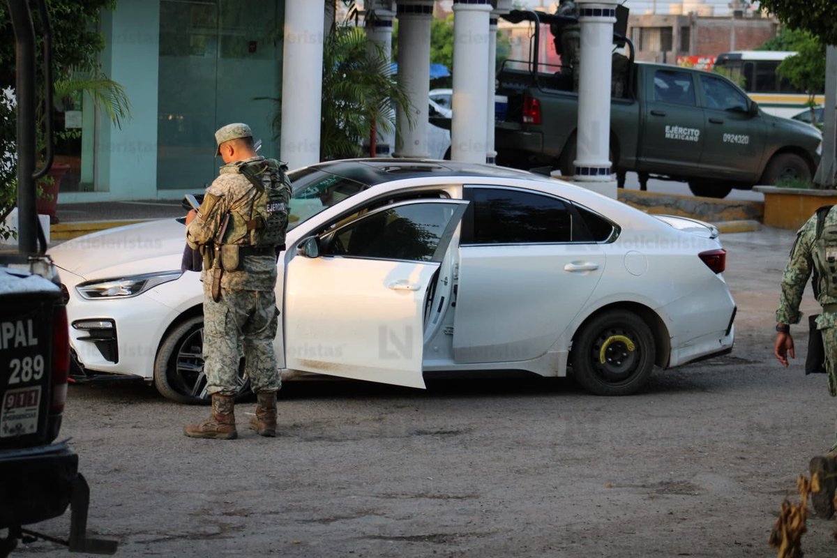 noticieristas's tweet photo. 🚨🚔| Se registra una persecución a balazos en el fraccionamiento Infonavit Alarcón, en #Mazatlán, tras el intento de despojo de un vehículo en inmediaciones de Hacienda Victoria. Hay al menos dos detenidos y una motocicleta asegurada. https://t.co/jriAcRk2h6