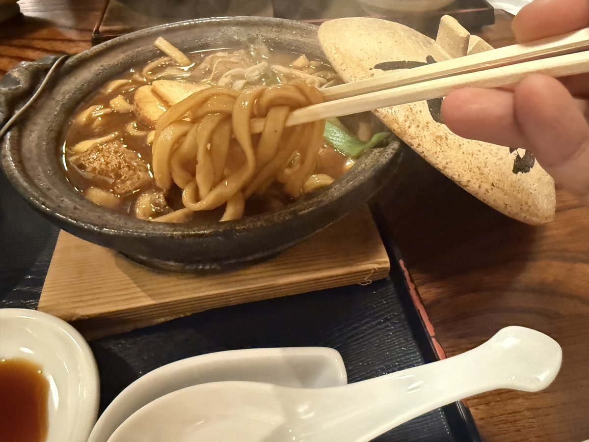 369edo3's tweet photo. 【味噌煮込みうどんの鍋の蓋に穴がないのは】
蓋を少しずらして置いて煮込んで、蓋自体を「取り皿」代わりに使う食べ方があり、密閉性よりうどんの取り皿としての扱いやすさが優先されている
名古屋の味噌煮込みうどんで使われる味噌は大豆を使った「豆味噌」で、他の味噌と比べて色が濃く、甘みは少ないもののコクのある濃厚な味わいが特徴で、煮込むと香りが飛んでしまう米味噌などと違い、豆味噌は見込むほどにうま味が濃くなる
👇🏻味噌にこみ「たから」は昭和39年以来長きにわたって古き味を継承し、(愛知県名古屋市中区)大須で唯一のみそ煮込みうどん専門店
時代が変わっても味は変わらないを信条として昔なつかしいみそ煮込みの味を味わえる店