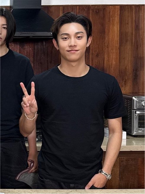 enhashotz_'s tweet photo. ryul in plain black shirts really is something https://t.co/93xTsVJeHK