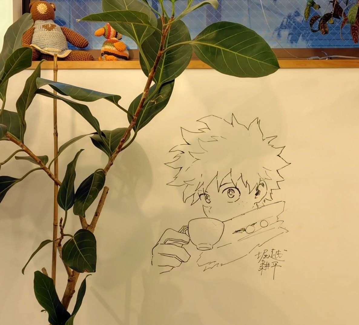 AnimetrendsLA's tweet photo. Kōhei Horikoshi, autor de My Hero Academia, recientemente visitó una popular cafetería en Japón y amablemente dejó un dibujo de Izuku Midoriya tomando café. 

El gerente de la cafetería es seguidor de My Hero Academia y agradeció el lindo gesto que tuvo el maestro Horikoshi. 🙏 https://t.co/H0bMcML0yu