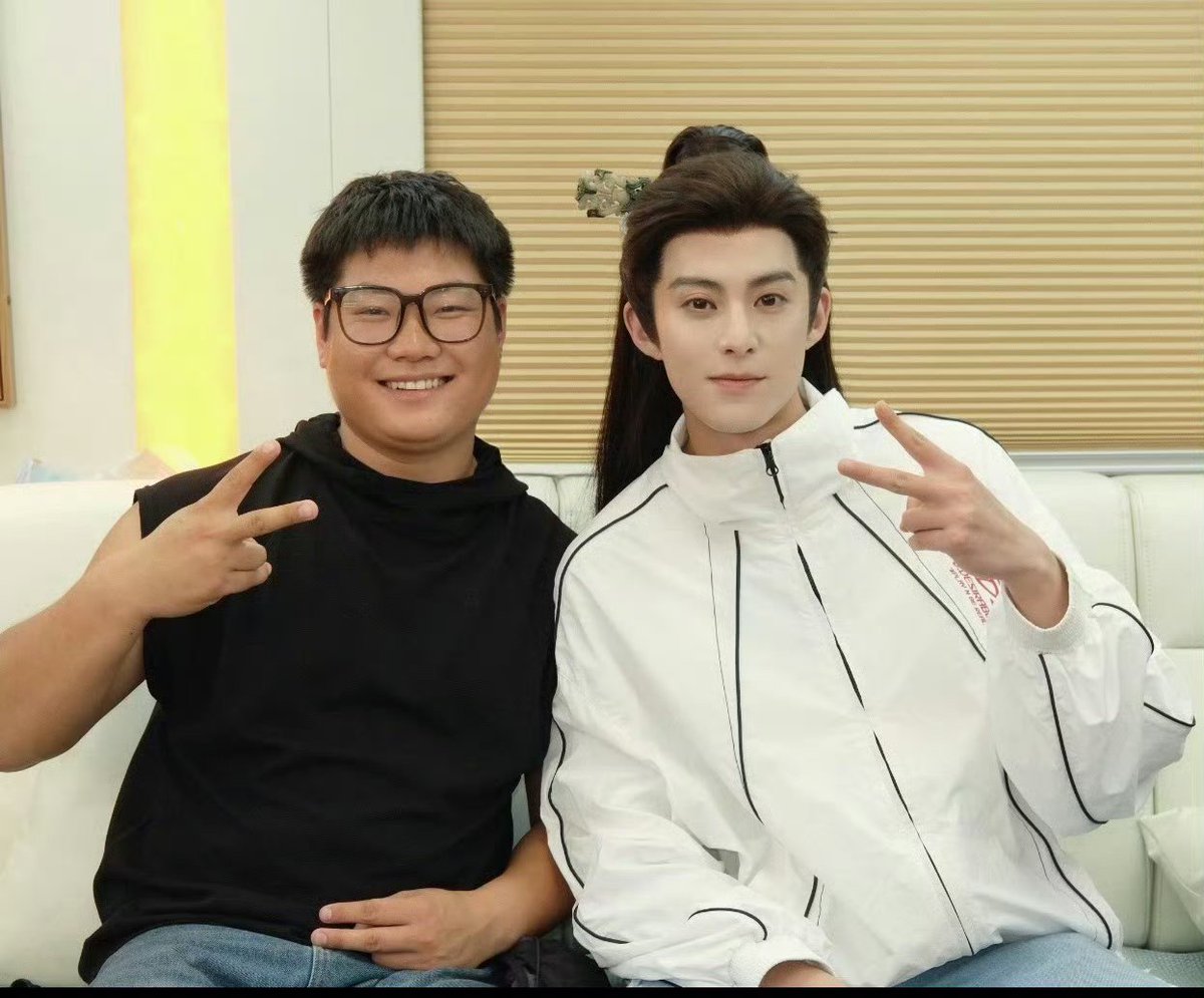 durianlovr's tweet photo. Wake up fam! New picture of Didi and Wenbo just dropped! 🩷

#DylanWang #WangHedi https://t.co/JUJIMzurwj