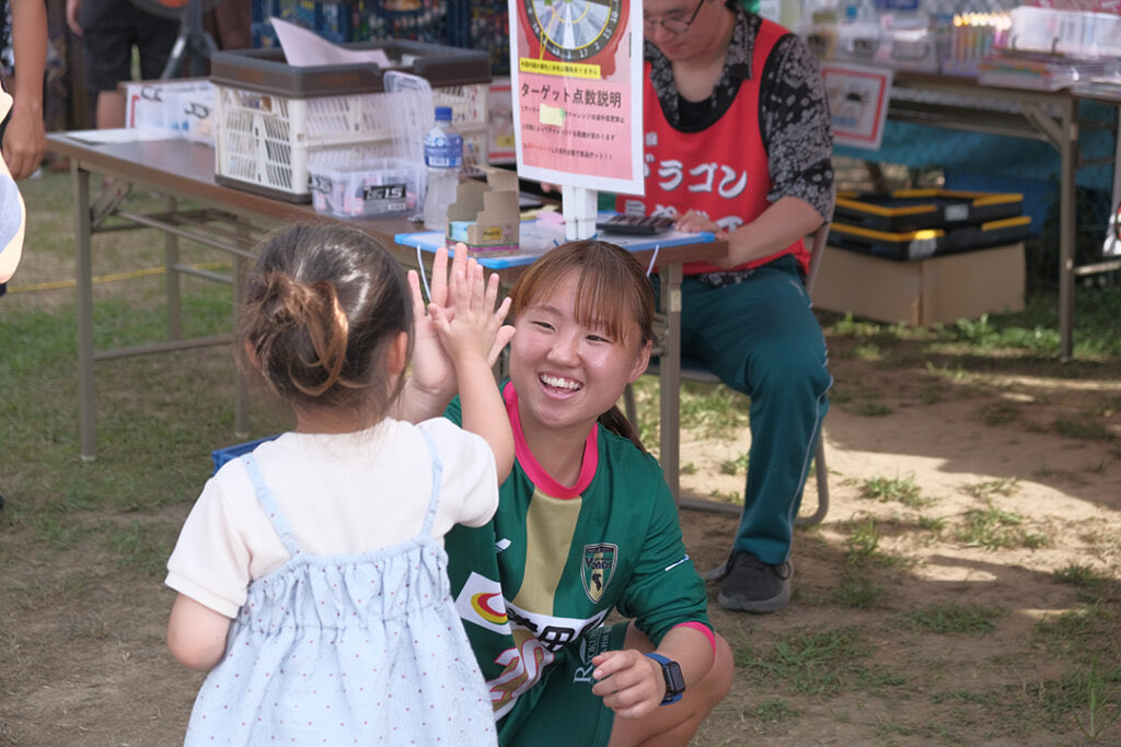 VondsTeam's tweet photo. 【イベント】
「ドラゴン屋台横丁」に参加しました💪

7月25日(土）・26日（日）に
市原市の辰巳台市民広場で開催した
🐉第4回 ドラゴン屋台横丁🐲に
VONDS市原FCと
VONDS市原FCレディースの選手
4️⃣1️⃣名もの選手が参加し
ステージ登壇や子どもの縁日ブースでの
接客をお手伝いさせていただきました🙌

皆さんと繋がれる時間は
クラブにとって大切な時間です💚

ご来場いただいた皆さん、
本当にありがとうございました❗️

✅オフィシャルHPでは
多数の写真で
イベントの様子を
ご紹介しております📷
https://t.co/NkTvftUVJZ

#Vonds
#vonds市原
#VONDSに関わる全ての人を笑顔に