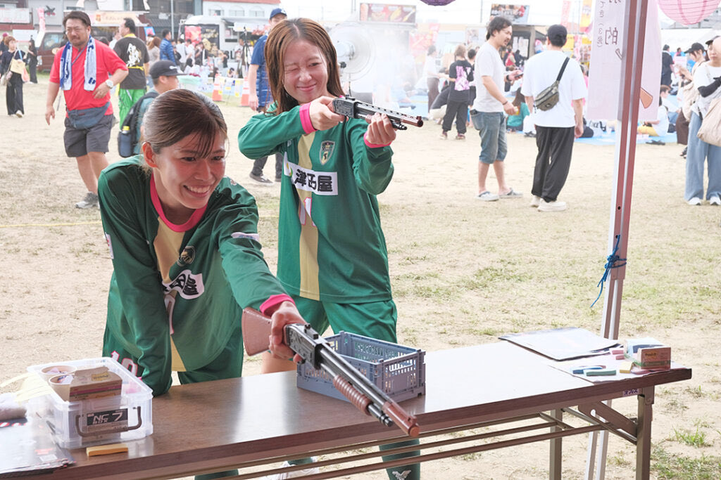 VondsTeam's tweet photo. 【イベント】
「ドラゴン屋台横丁」に参加しました💪

7月25日(土）・26日（日）に
市原市の辰巳台市民広場で開催した
🐉第4回 ドラゴン屋台横丁🐲に
VONDS市原FCと
VONDS市原FCレディースの選手
4️⃣1️⃣名もの選手が参加し
ステージ登壇や子どもの縁日ブースでの
接客をお手伝いさせていただきました🙌

皆さんと繋がれる時間は
クラブにとって大切な時間です💚

ご来場いただいた皆さん、
本当にありがとうございました❗️

✅オフィシャルHPでは
多数の写真で
イベントの様子を
ご紹介しております📷
https://t.co/NkTvftUVJZ

#Vonds
#vonds市原
#VONDSに関わる全ての人を笑顔に