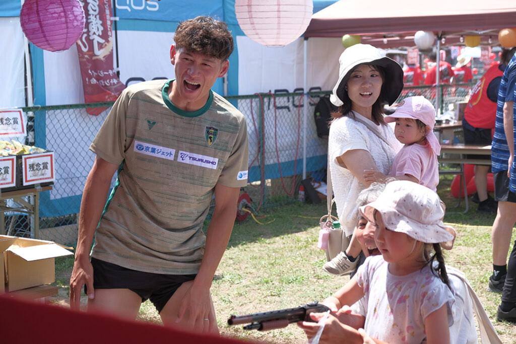 VondsTeam's tweet photo. 【イベント】
「ドラゴン屋台横丁」に参加しました💪

7月25日(土）・26日（日）に
市原市の辰巳台市民広場で開催した
🐉第4回 ドラゴン屋台横丁🐲に
VONDS市原FCと
VONDS市原FCレディースの選手
4️⃣1️⃣名もの選手が参加し
ステージ登壇や子どもの縁日ブースでの
接客をお手伝いさせていただきました🙌

皆さんと繋がれる時間は
クラブにとって大切な時間です💚

ご来場いただいた皆さん、
本当にありがとうございました❗️

✅オフィシャルHPでは
多数の写真で
イベントの様子を
ご紹介しております📷
https://t.co/NkTvftUVJZ

#Vonds
#vonds市原
#VONDSに関わる全ての人を笑顔に