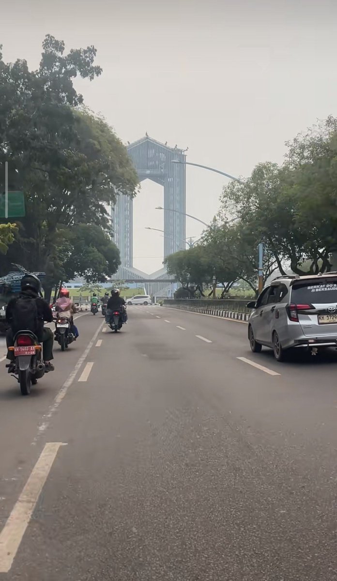 trivlus_'s tweet photo. Selamat pagi menjelang siang guyss
Semoga hari ini kalian baik2 aja yah & berjalan dgn lancar tanpa kurang satu apapun ehe..

Btw di kotaku masih kena kabut asap efek karhutla huhu 😭 udaranya ga enak bgt, di sini masih kena giliran matlis yg bisa mati 4-6jam sehari, antri bbm, dan skrng kabut asap