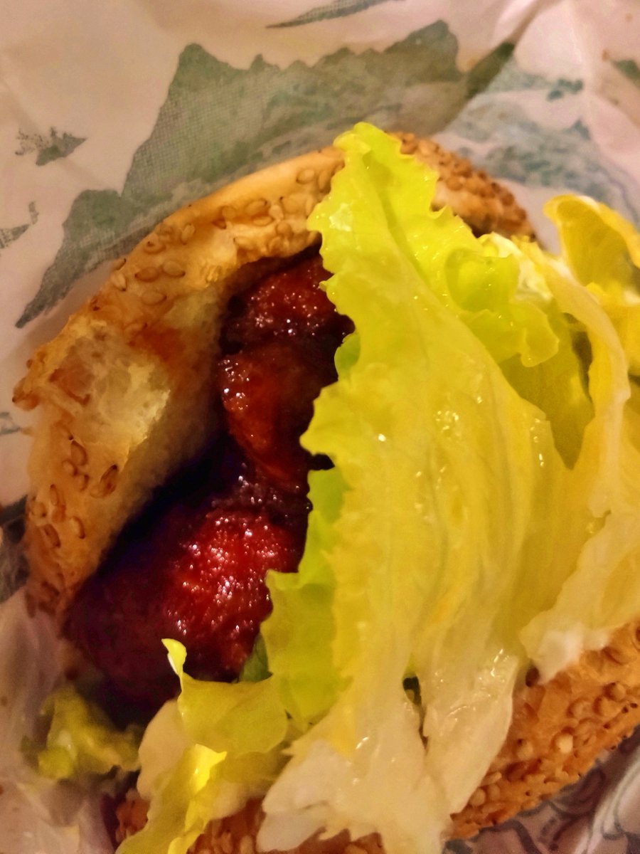 yamasa79's tweet photo. ご当地バーガーの名店「ラッキーピエロ」をご紹介します🍔
1番人気のチャイニーズチキンバーガーと2番人気のラッキーエッグバーガーを食べました！超美味しい😋
書ききれないのでリプ見て👇
#函館 #ラッキーピエロ #チャイニーズチキンバーガー #ブログ更新 #函館グルメ #旅行好き https://t.co/HEIQvBuoh3