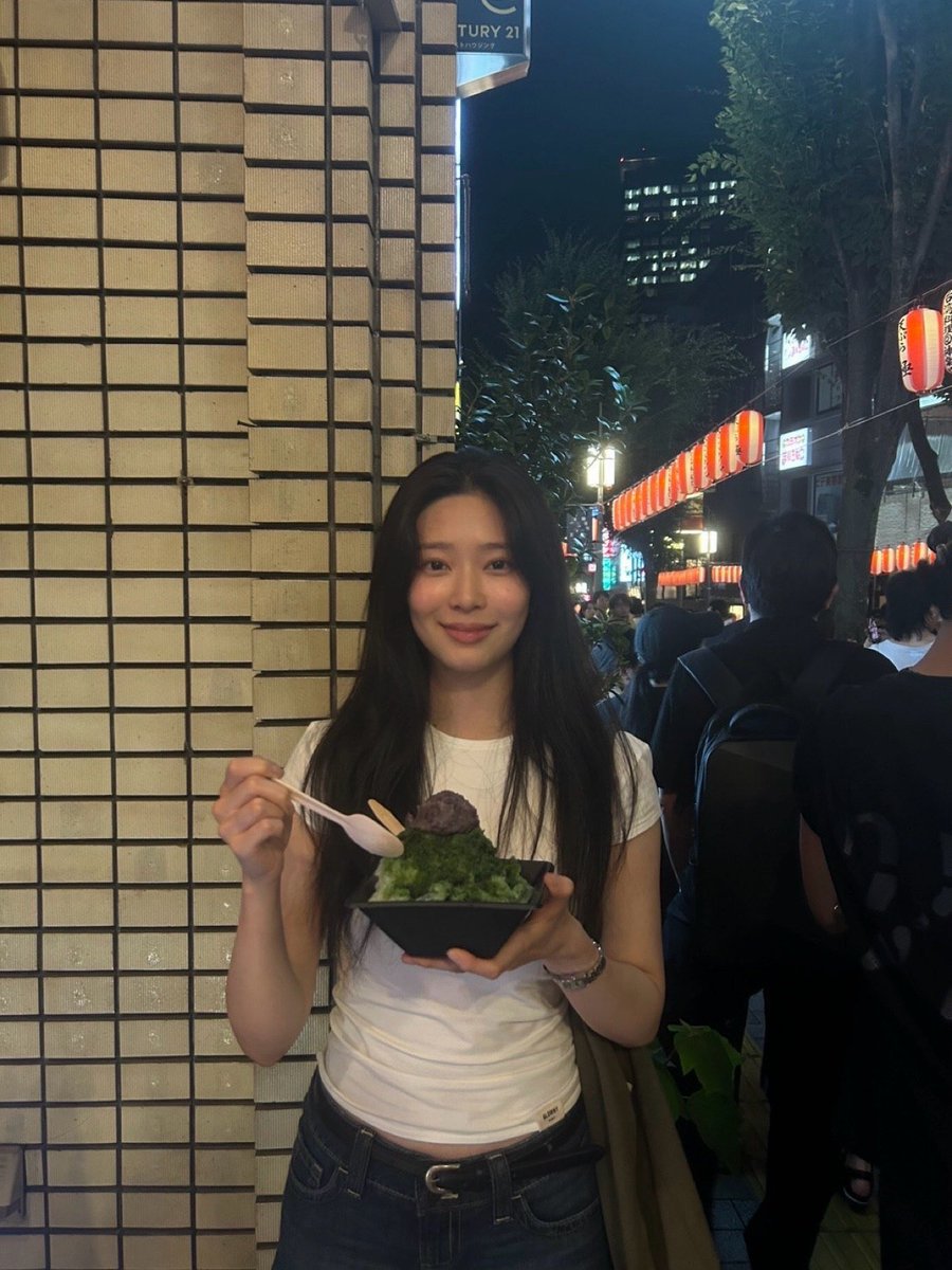 moeunah's tweet photo. i genuinely cannot be normal about her.. https://t.co/9rsuLzdrDI