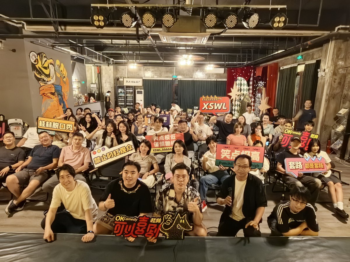 redhs747's tweet photo. 刚在脱口秀现场笑到拍大腿，主持人突然cue我上台讲“职场摸鱼的正确姿势”，台下观众还喊“再来一个”——我现在是蹲在舞台侧幕抠脚后悔没带稿啊！ https://t.co/RVDHnRmvue
