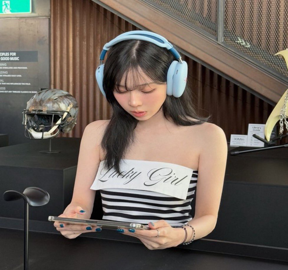 sparklywin's tweet photo. winter and her big ass ipad https://t.co/LiWzxnZ6tk