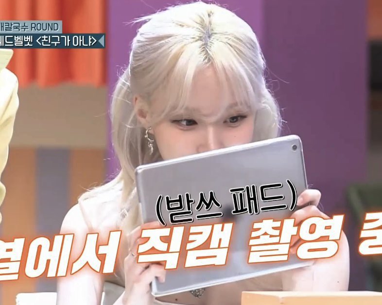 sparklywin's tweet photo. winter and her big ass ipad https://t.co/LiWzxnZ6tk