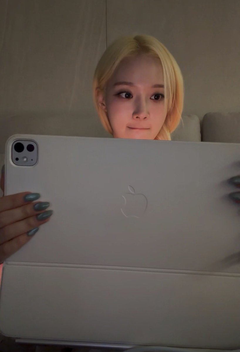 sparklywin's tweet photo. winter and her big ass ipad https://t.co/LiWzxnZ6tk