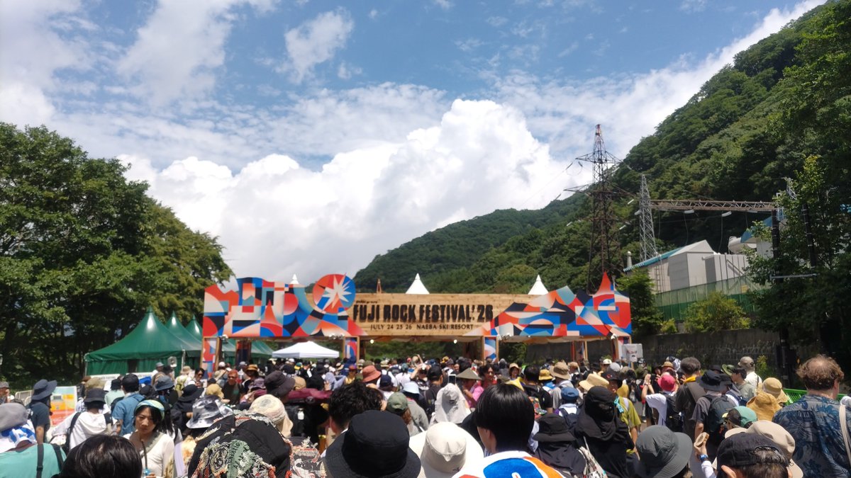 dr_hiros's tweet photo. 今年のフジロックベストアクト

🥇FRIKO
曲の良さとライブの躍動感が抜けてる。グッときた！今後も本当に期待してる。

🥈Khruangbin
フォロワーは増えたけど本家の味はやはり別格。アレンジもビジュもセンス良し。終始笑顔で大満足！

🥉THE BETHS
今年の爽やかエモ枠。良い声、疾走感、ツボすぎた！ https://t.co/ViNIvwGCWs