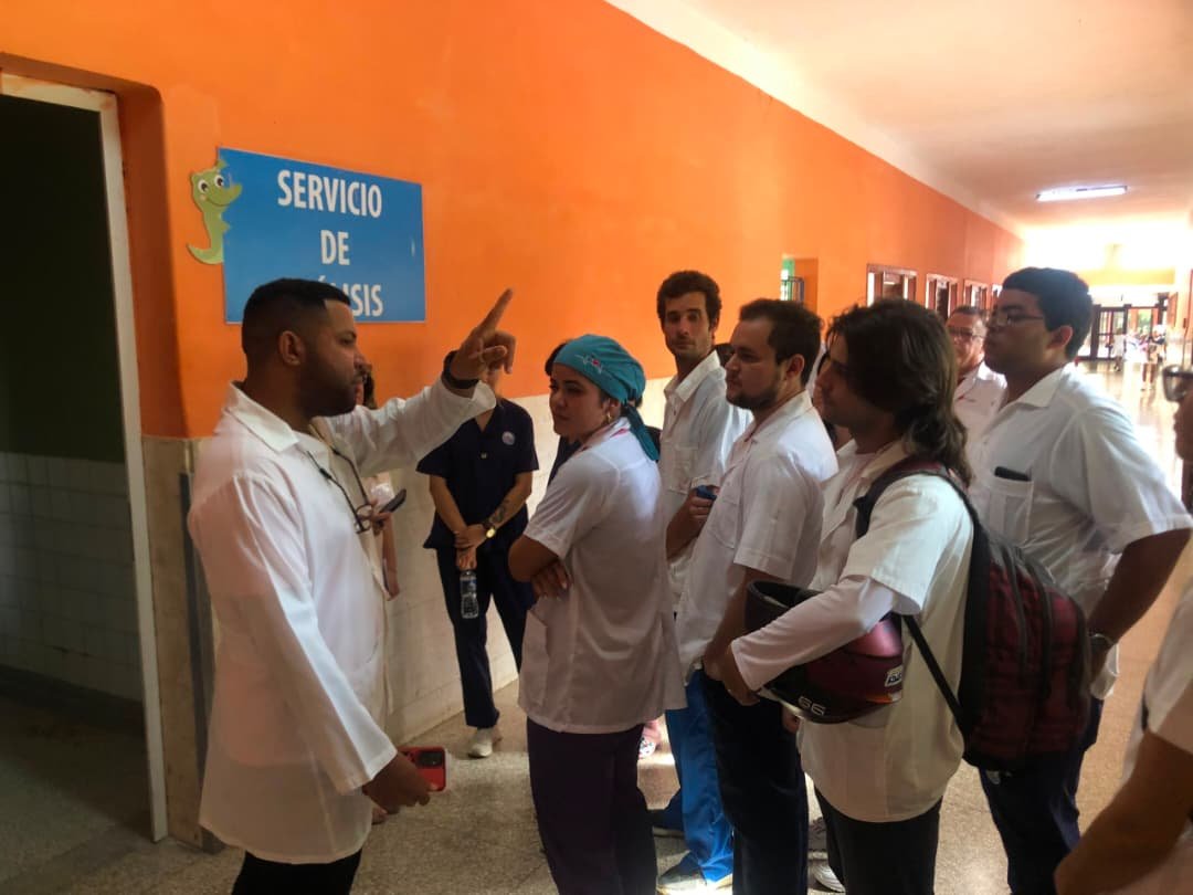 YagenPerez's tweet photo. Contingente Juvenil Dr. Ernesto Guevara
📌 inicia sus actividades en el hospital Pediatrico de Centro Haban, cuenta con 35 jóvenes, de Medicina, Enfermería, Bionálisis Clínico, Rehabilitación y otras tecnologías incluye recién graduados y residentes. https://t.co/chGTkxHLaD