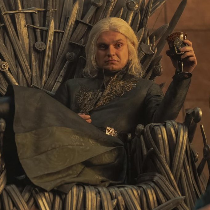 jlinzombie's tweet photo. "Rhaenyra se cortou no trono e o Aegon não".

Sabe quem não é conhecido por se cortar no trono? Aegon IV Targaryen (Aegon, o Indigno), considerado o pior Rei da dinastia, além de Robert Baratheon e Tommen Baratheon. Foram todos reis bons e legítimos? Não.

Sabe quem já se cortou? Aegon, o Conquistador. Foi um corte provocado por um momento de extrema emoção, mas ainda assim, ele sangrou no trono.

#HOTD #HouseoftheDragon