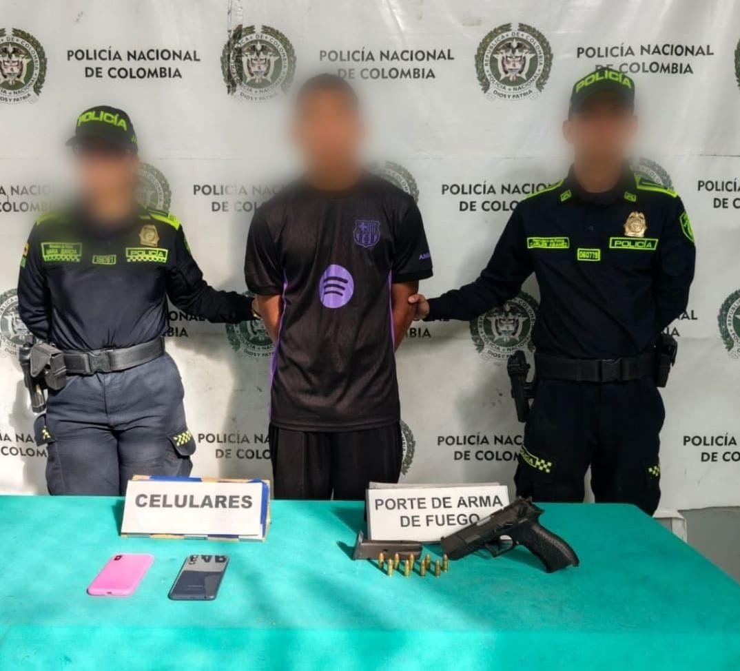 PoliciaBquilla's tweet photo. 🚨 Un arma menos en las calles, una amenaza menos para la comunidad. En el barrio Villate fue capturado en flagrancia un presunto delincuente por porte ilegal de arma de fuego. Seguimos actuando con contundencia para proteger la vida. #S2D https://t.co/eJElINjkcu