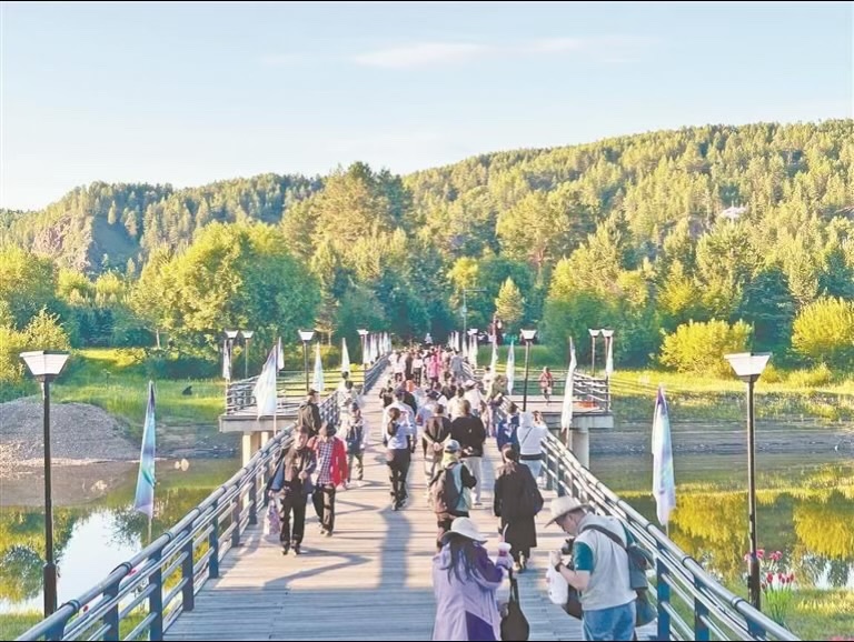 hljonline's tweet photo. 七月，南方多地高温预警，大兴安岭却把夏天稳稳留在19℃上下。清晨的雾岚笼着黑龙江面，白桦林里透出凉丝丝的风，游客裹着薄外套在北极村“最北邮局”寄明信片，傍晚的篝火音乐节把年轻人一圈圈聚拢。#黑龙江 #沐清风游龙江 https://t.co/59iQKbUin5