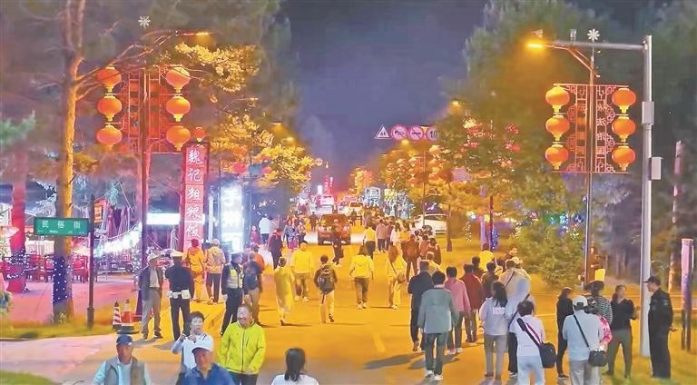 hljonline's tweet photo. 七月，南方多地高温预警，大兴安岭却把夏天稳稳留在19℃上下。清晨的雾岚笼着黑龙江面，白桦林里透出凉丝丝的风，游客裹着薄外套在北极村“最北邮局”寄明信片，傍晚的篝火音乐节把年轻人一圈圈聚拢。#黑龙江 #沐清风游龙江 https://t.co/59iQKbUin5