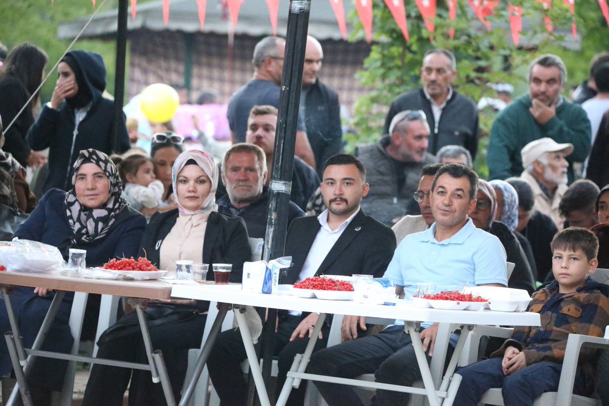 akkislaocak's tweet photo. Akkışla Kululu ve Çevresi Sosyal Yardımlaşma, Eğitim, Kültür ve Dayanışma Derneği tarafından düzenlenen 9. Kesdoğan Birlik, Beraberlik ve Gilaburu Şenliği'ne katılım sağladık.
@ayyildirim1 
@halityagmur 
@isayuzugullu https://t.co/Z1qX0K5wCJ