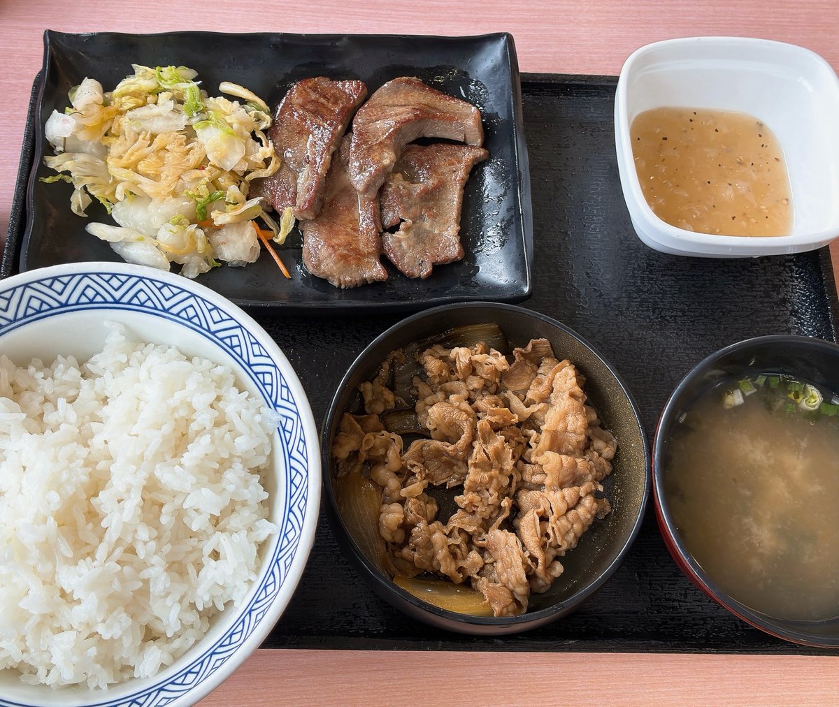 MyaiTW's tweet photo. １億年ぶりに吉野家へ来ました。
ご飯はもちろん大盛りです😇 https://t.co/CaLjmXWreg