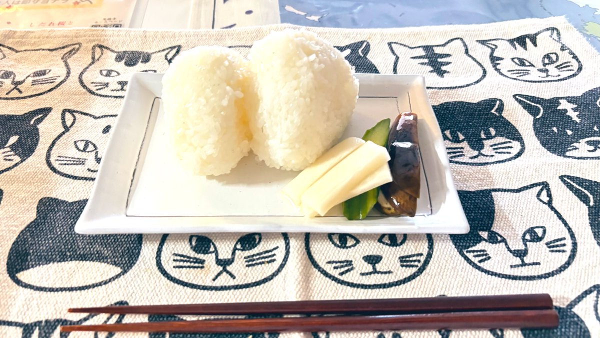 kagen0807's tweet photo. こんにちは😊

調子微妙なのゆるゆる
やることを消化中

本日の「月🌙ランチ」

炊きたてご飯で
「わさび塩おにぎり」

〇ダオリジナル
エアコン

頑張って怒り💢モード
の結果

無事に「新品と交換」に
本当は、他メーカーにして
欲しかった😭
#ハイアールのエアコンだって知ってたら買わなかった https://t.co/E7OPUDXHUh