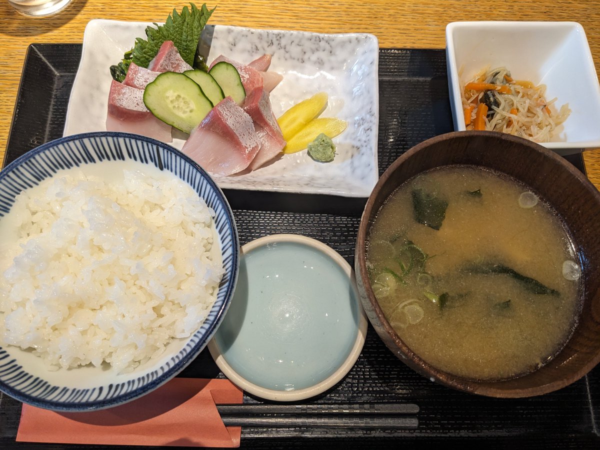 disposez's tweet photo. お昼はブリのお刺身を頂きました(^O^)／ https://t.co/8l1bGr6uxD
