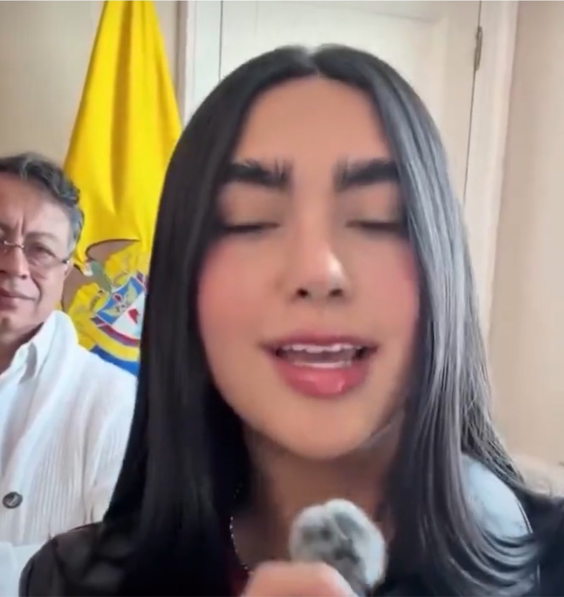 danyhurtado_2's tweet photo. ‼️Si la prepago Gabriela Muñoz tiene así las cejas…imagínense cómo tendrá la….y el…..!!! En serio que seba!!!! 😂😂😂 jajajajajajajajajajaajajaj ¿por qué no se las depila?? Y de paso el bozo de lulo negro que tiene!!! Así es que le gustan al Cacas!! Bien masculinas y burdas! https://t.co/TBbJbIMWQh