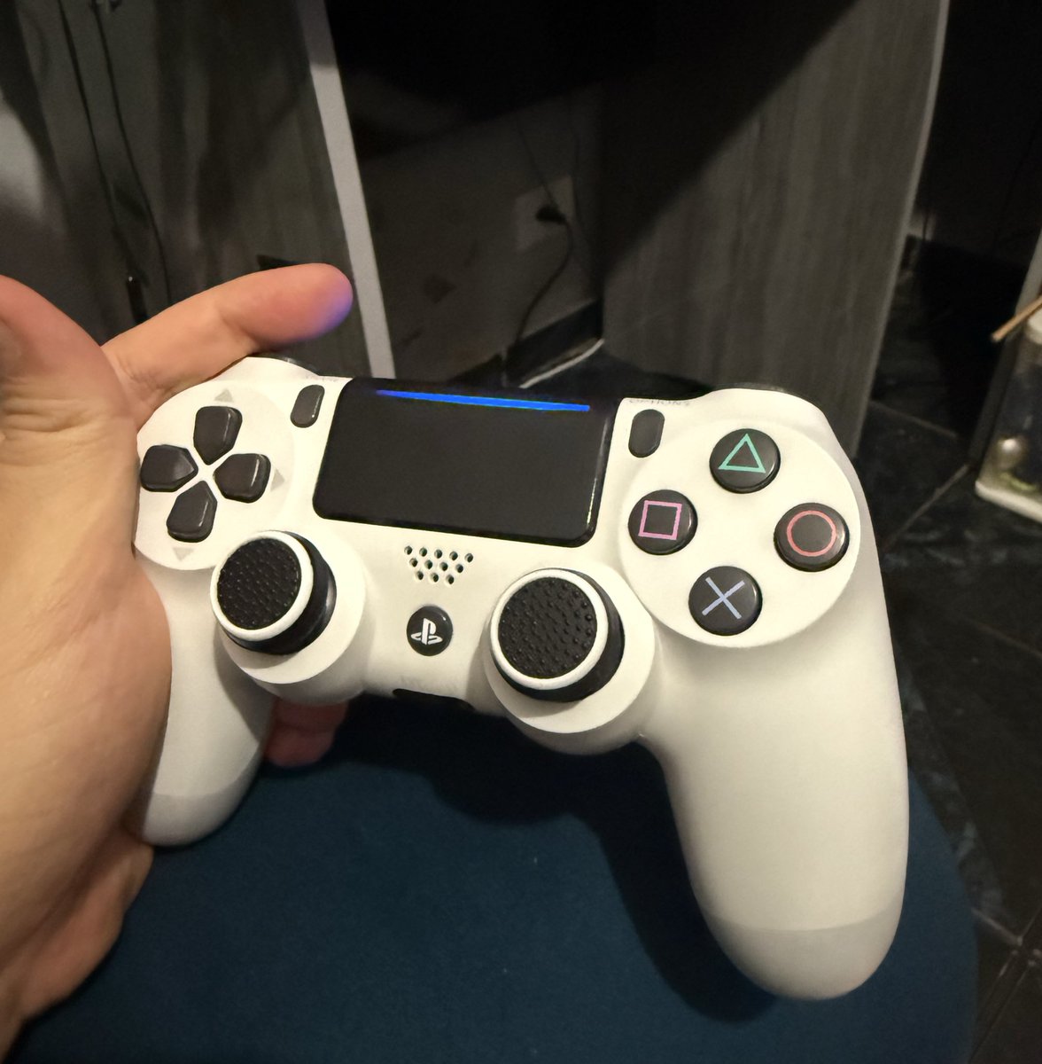 Yoozen's tweet photo. Jogando inFamous 2 com skin do Sly Cooper, com controle do PS4 em pleno 2026,

do jeito que Nolan queria ☝️ https://t.co/OLEoUoC7on