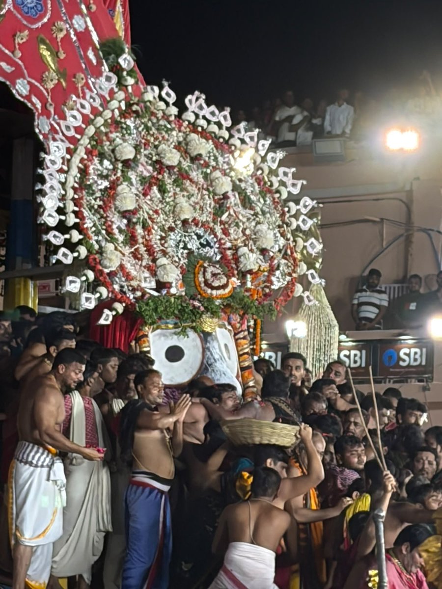 soumyajitt's tweet photo. ନୀଳାଦ୍ରି ବିଜେ ନୀତି ସହ ଶେଷ ହୋଇଛି ମହାପ୍ରଭୁଙ୍କ ଘୋଷଯାତ୍ରା। 

ରଥରୁ ଗୋଟି ପହଣ୍ଡିରେ ଶ୍ରୀମନ୍ଦିରକୁ ବିଜେ କରି ରତ୍ନ ସିଂହାସନକୁ ବାହୁଡ଼ିଛନ୍ତି ମହାପ୍ରଭୁ ଜଗନ୍ନାଥ, ବଡ଼ଠାକୁର ବଳଭଦ୍ର ଓ ଦେବୀ ସୁଭଦ୍ରା।

Mahaprabhu Jagannath Returns to Ratna Singhasana After Niladri Bije

 Amid chants of "Jai Jagannath" and "Hari Bol", Mahaprabhu Jagannath, along with Lord Balabhadra and Devi Subhadra, were ceremonially taken from their chariots into the temple, bringing the grand divine journey to a close.
#Odisha